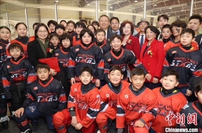 當(dāng)?shù)貢r(shí)間2月17日晚，青少年冰上春晚在加拿大多倫多舉行。圖為中國駐多倫多總領(lǐng)事羅偉東和主辦方代表、與會嘉賓與“未來之星”冰球隊(duì)華裔少年冰球手們合影。 中新社記者 余瑞冬 攝