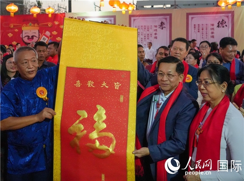 敏昂萊主席夫婦在“錦繡唐人街”新春慶典活動(dòng)現(xiàn)場(chǎng)體驗(yàn)中國傳統(tǒng)書法藝術(shù)-人民網(wǎng)記者謝佳君攝