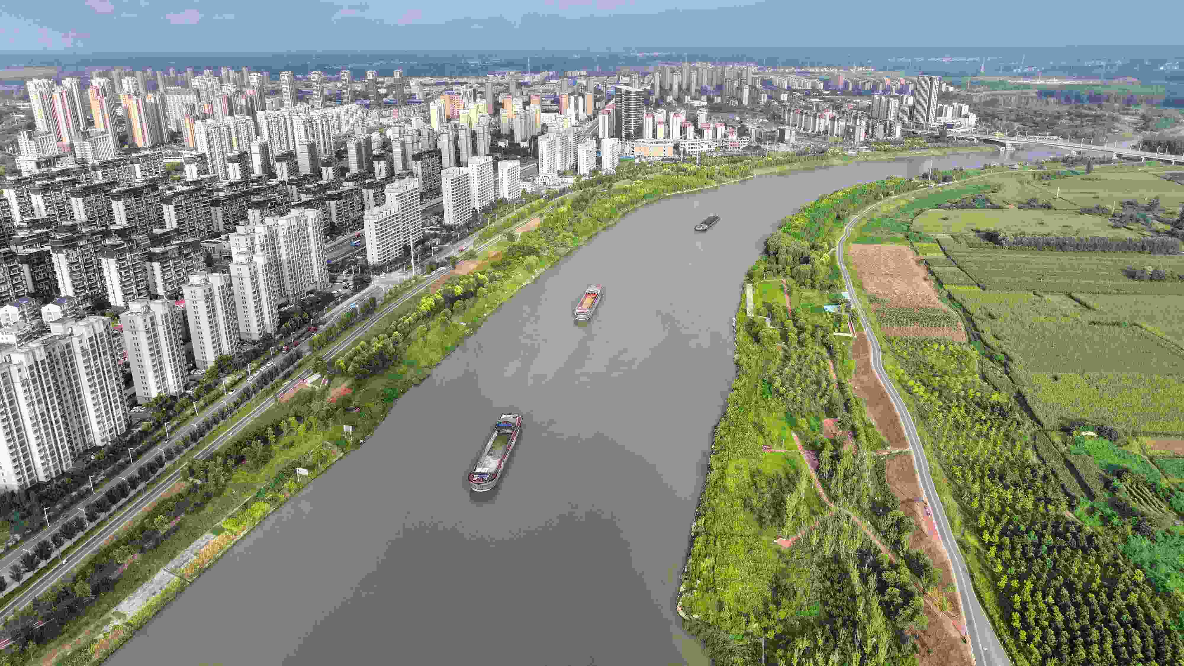 △ 2023年8月21日，安徽阜陽，初秋時節(jié)，界首城市建設與沙潁河水系、橋梁和綠植相映襯，構(gòu)成一幅生態(tài)宜居的美麗畫卷。