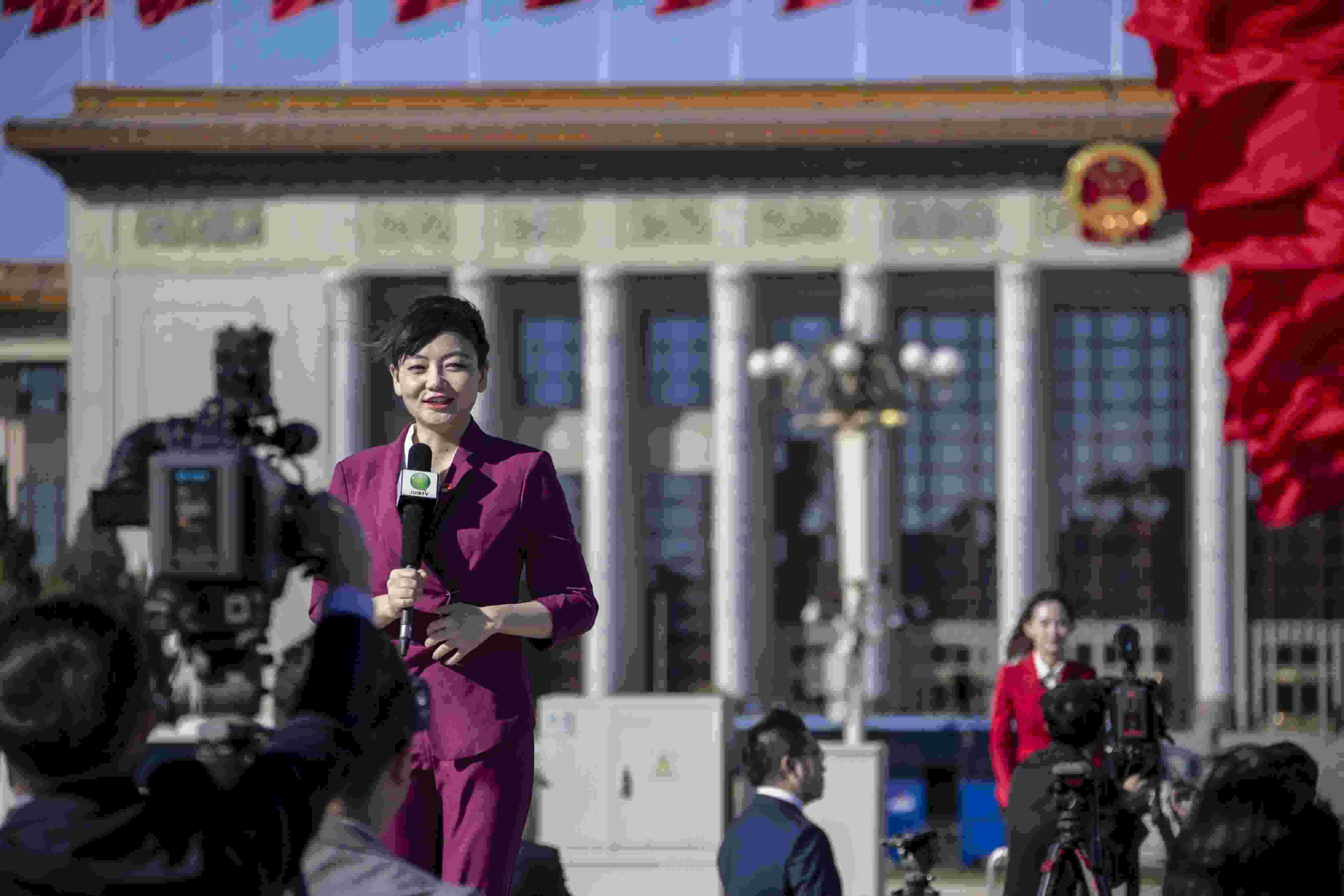 △ 2022年10月22日，北京人民大會(huì)堂，中國共產(chǎn)黨第二十次全國代表大會(huì)勝利閉幕，媒體記者戶外進(jìn)行現(xiàn)場報(bào)道。