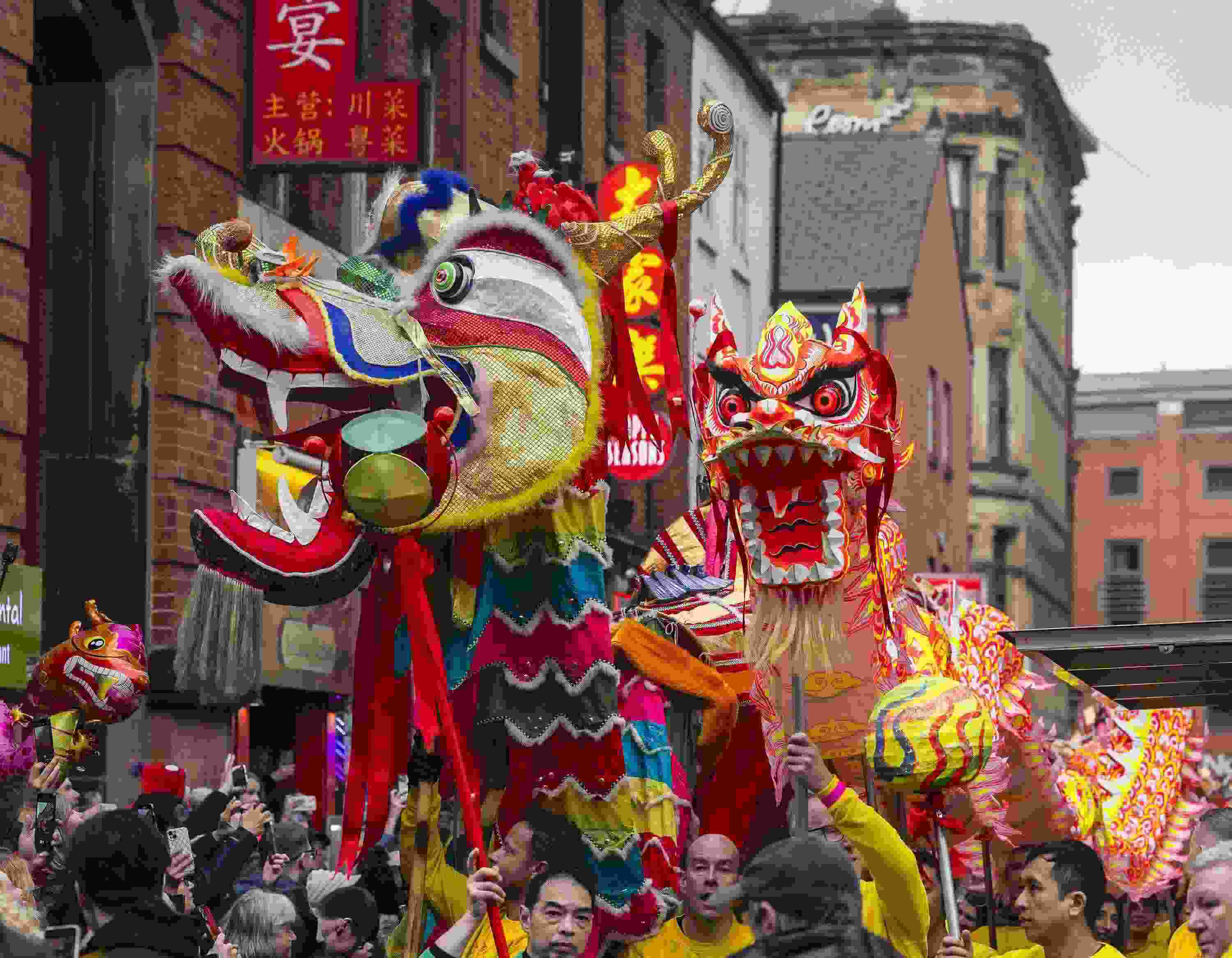 △ 當(dāng)?shù)貢r(shí)間2024年2月11日，英國曼徹斯特，表演者進(jìn)入中國城，參加中國農(nóng)歷龍年春節(jié)的慶祝活動。