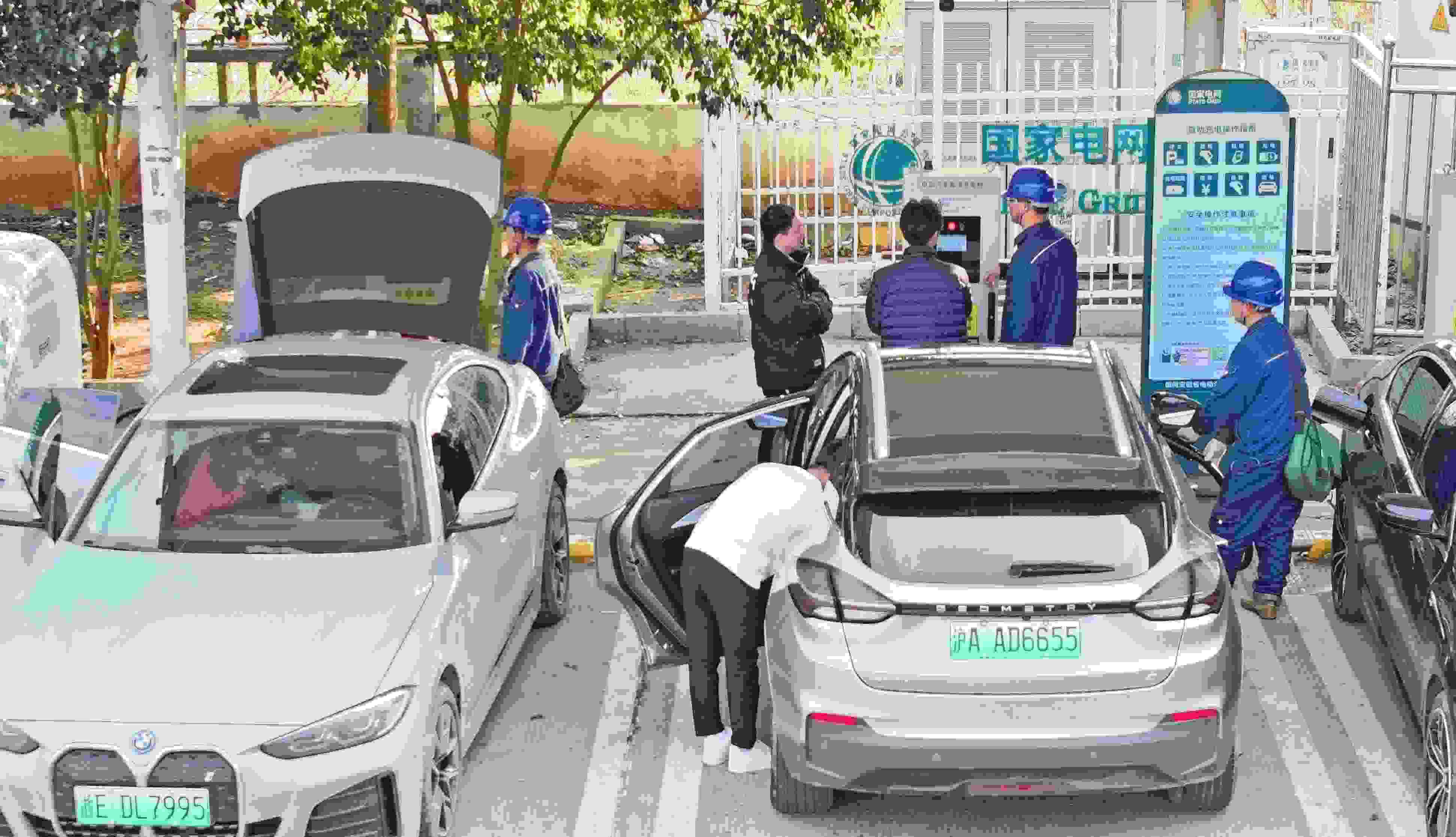 △ 2024年2月17日，安徽滁州來安縣大英鎮(zhèn)境內(nèi)的G36寧洛高速曹莊服務(wù)區(qū)，滁州市供電公司工作人員協(xié)助電動汽車車主高效解決充電中遇到的問題。