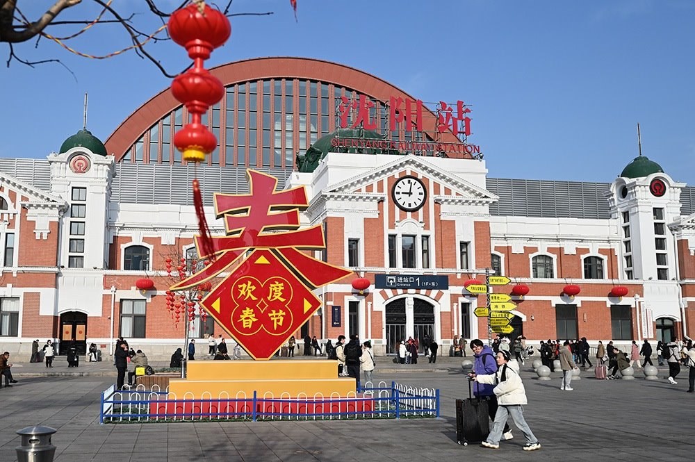 △ 2024年2月17日，沈陽站，人們拉著大大小小的行李箱，踏上了龍年新征程。