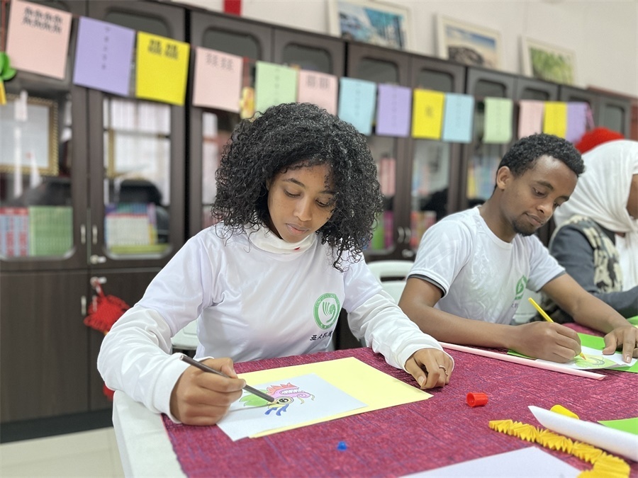 亞的斯亞貝巴大學(xué)孔子學(xué)院“網(wǎng)絡(luò)中國(guó)節(jié)·元宵”主題文化體驗(yàn)活動(dòng)現(xiàn)場(chǎng)。亞的斯亞貝巴大學(xué)孔子學(xué)院供圖