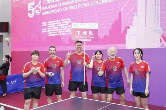 2021年，歐君廷（左三）參加上海紀念中美乒乓外交50周年活動