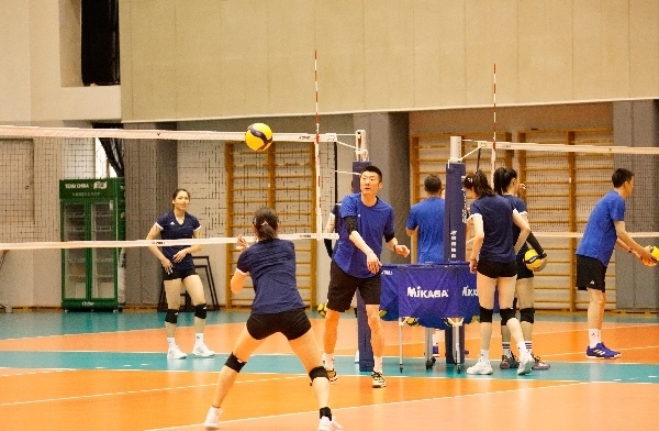 女排隊(duì)員在訓(xùn)練中。人民網(wǎng)記者李乃妍攝