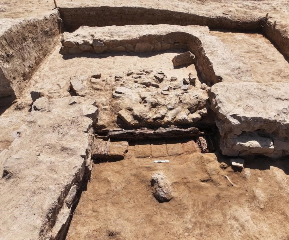 這是都蘭熱水墓群北一區(qū)M37號（“羊圈墓”）祭祀建筑的木質(zhì)門構(gòu)。