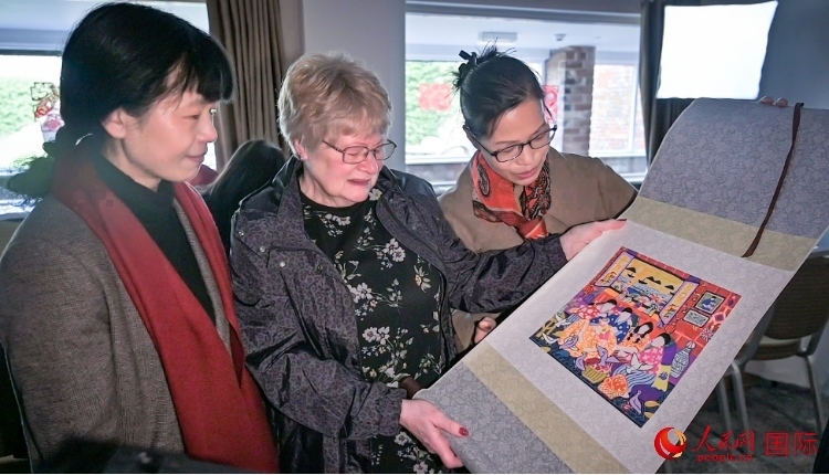 贈送舟山漁民畫。人民網(wǎng) 郭錦標攝