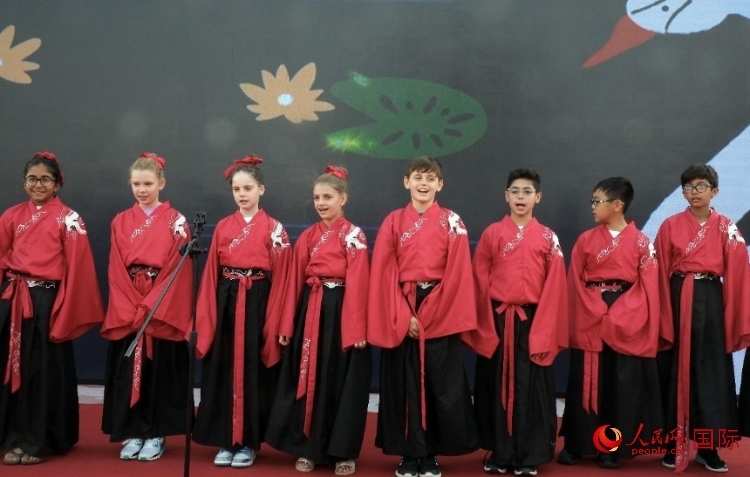 來自世界各地的小朋友一同誦讀中國古詩。人民網(wǎng) 滕婧含攝