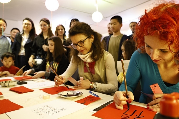 羅馬尼亞觀眾學(xué)習(xí)用毛筆寫“?！弊?。中國(guó)文化中心供圖