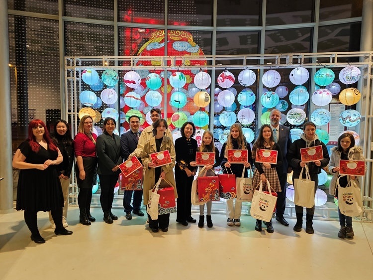 獲獎(jiǎng)學(xué)生合影。翟朝暉攝