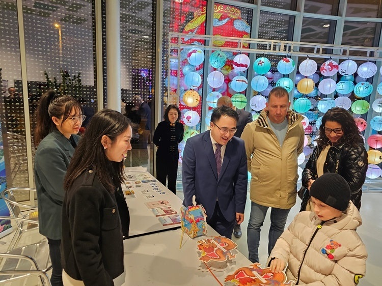 匈牙利小朋友猜燈謎。翟朝暉攝