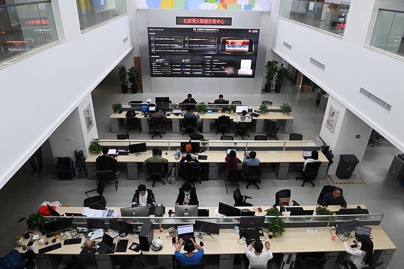 2023年12月12日，中國－東盟信息港股份有限公司員工在工作中。