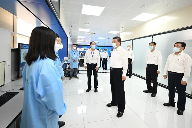 2023年7月6日，習(xí)近平總書記在江蘇南京市考察紫金山實驗室時，同科研人員親切交流。