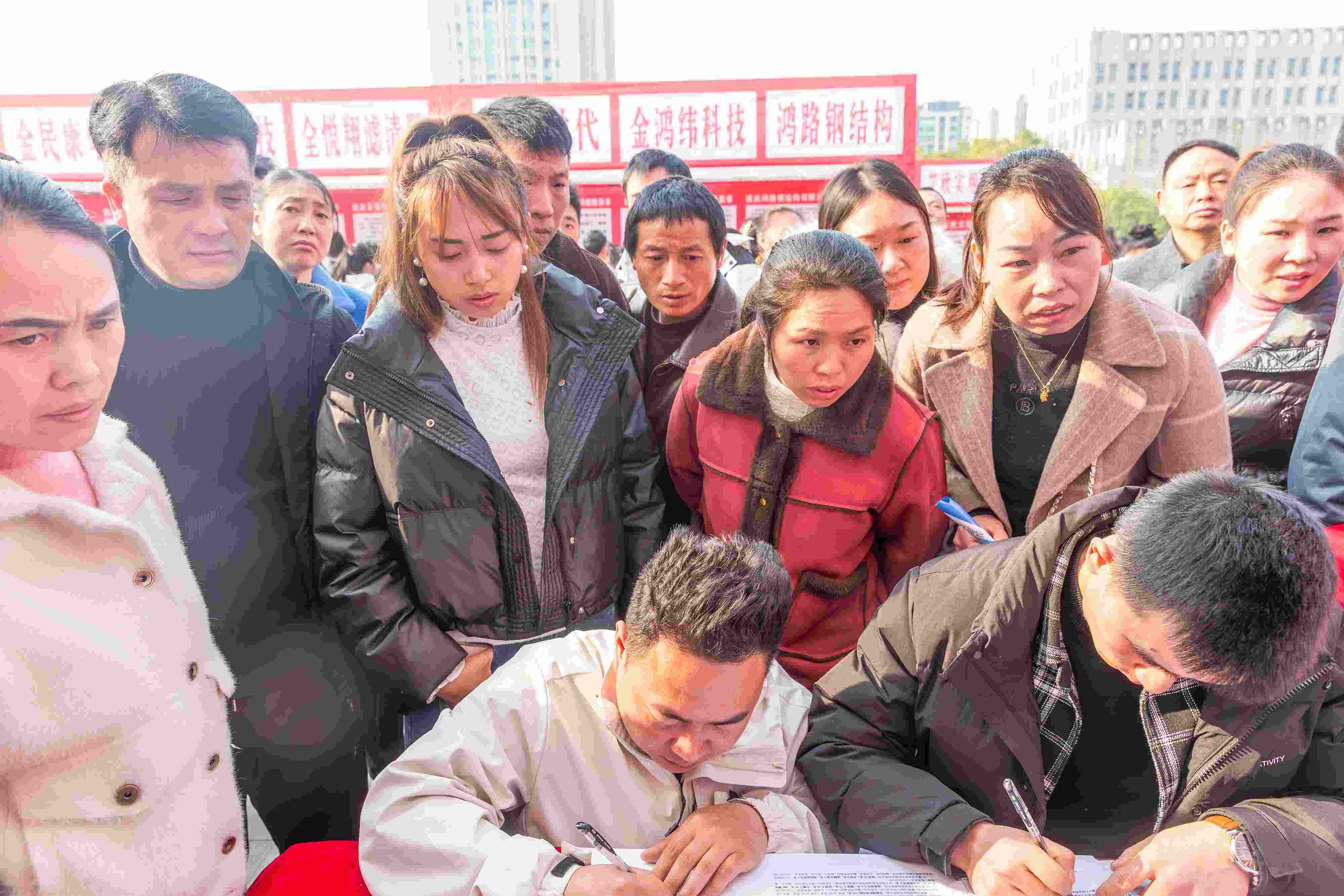 △ 2024年2月19日，重慶市南川區(qū)舉辦2024“春風行動”招聘會，為企業(yè)和求職者牽線搭橋，助力務工人員返崗就業(yè)、企業(yè)復產(chǎn)復工。