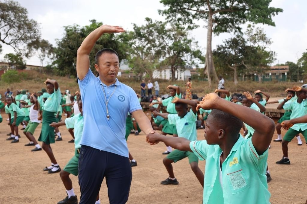 2月20日，在塞拉利昂首都弗里敦，來自塞拉利昂大學(xué)孔子學(xué)院的武術(shù)教師劉偉在為當(dāng)?shù)貙W(xué)生上武術(shù)課。