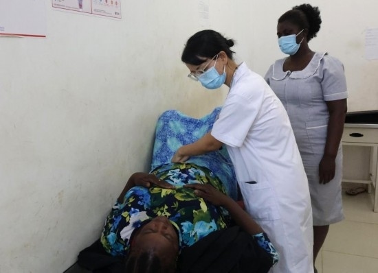 2023年2月27日，在塞拉利昂首都弗里敦，一名中國醫(yī)療隊的醫(yī)生正在為患者檢查身體。