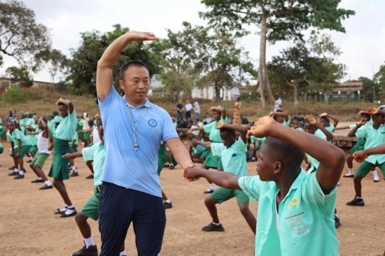 2月20日，在塞拉利昂首都弗里敦，來自塞拉利昂大學孔子學院的武術教師劉偉在為當?shù)貙W生上武術課。