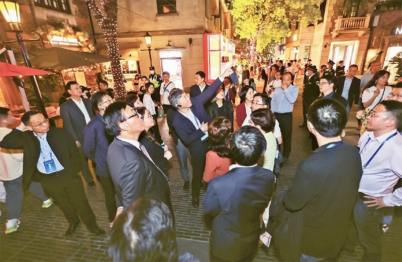 2023年4月18日，全國無黨派人士考察團來到位于上海市黃浦區(qū)的上海新天地開放式街區(qū)考察夜經濟。 新華社記者 王翔/攝