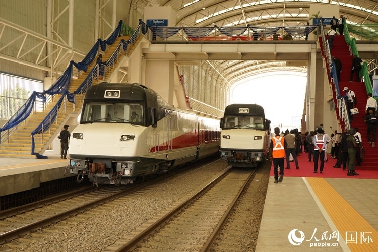 紅線車輛整裝待發(fā)。人民網記者 姜宣攝