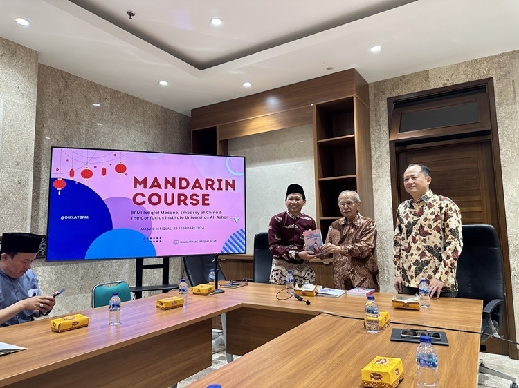 阿拉扎大學(xué)孔子學(xué)院向獨(dú)立清真寺贈(zèng)書。阿拉扎大學(xué)孔子學(xué)院供圖