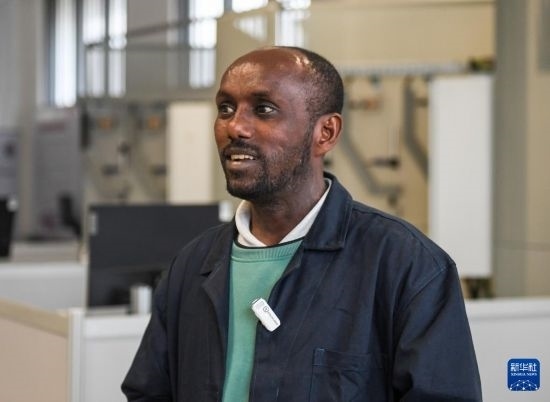 2月15日，在亞的斯亞貝巴的埃塞俄比亞聯(lián)邦職業(yè)技術(shù)培訓(xùn)學(xué)院，魯班工坊當(dāng)?shù)亟處熂s納斯·阿凱萊（中文名艾友涵）接受新華社采訪。