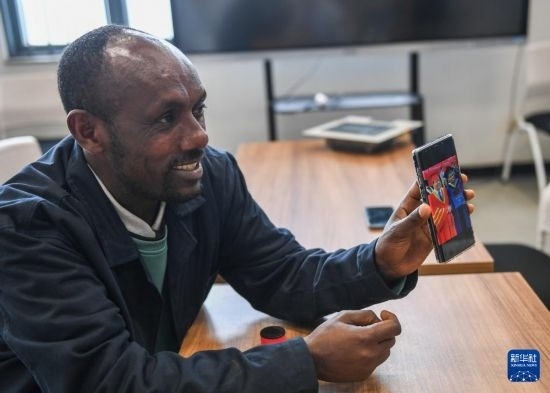 2月15日，在亞的斯亞貝巴的埃塞俄比亞聯(lián)邦職業(yè)技術(shù)培訓(xùn)學(xué)院，魯班工坊當(dāng)?shù)亟處熂s納斯·阿凱萊（中文名艾友涵）展示在中國(guó)學(xué)習(xí)時(shí)的照片。