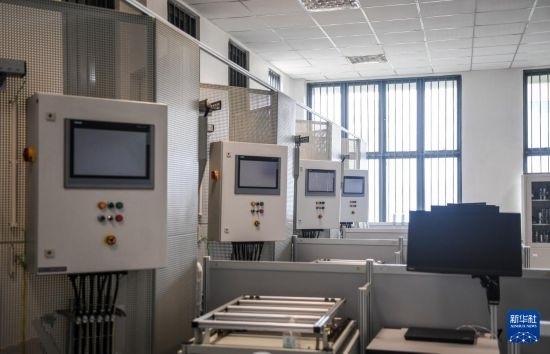 這是2月15日在亞的斯亞貝巴的埃塞俄比亞聯(lián)邦職業(yè)技術(shù)培訓(xùn)學(xué)院魯班工坊內(nèi)拍攝的機(jī)電一體化設(shè)備。