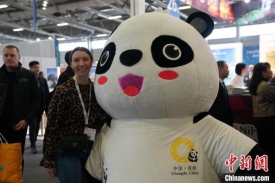 3月5日，2024年柏林國際旅游交易會(huì)(ITB)在柏林會(huì)展中心拉開帷幕。以“你好！中國”為主題的中國展區(qū)當(dāng)日亮相展會(huì)。圖為觀眾與大熊貓人偶合影。中新社記者 馬秀秀 攝