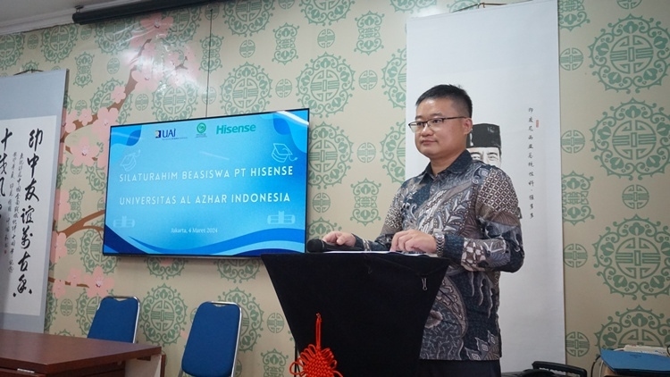 海信印尼公司總經(jīng)理李現(xiàn)委致辭。阿拉扎大學(xué)孔子學(xué)院供圖