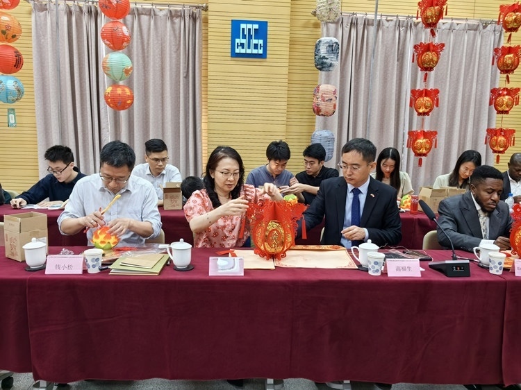 燈籠文化交流活動(dòng)現(xiàn)場(chǎng)。中建國(guó)際中西非公司供圖