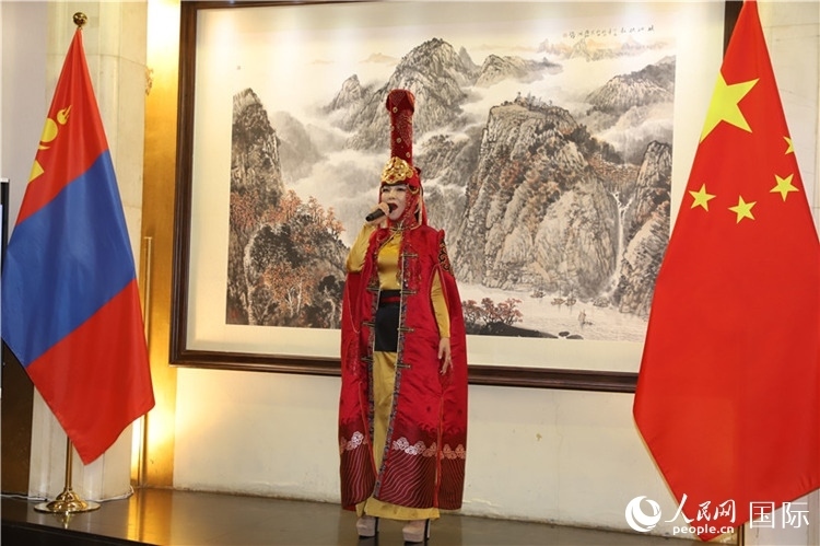 呼麥演唱。人民網(wǎng)記者 霍文攝