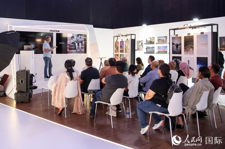 觀眾在參加攝影講座。人民網(wǎng)塔里克·易卜拉欣攝
