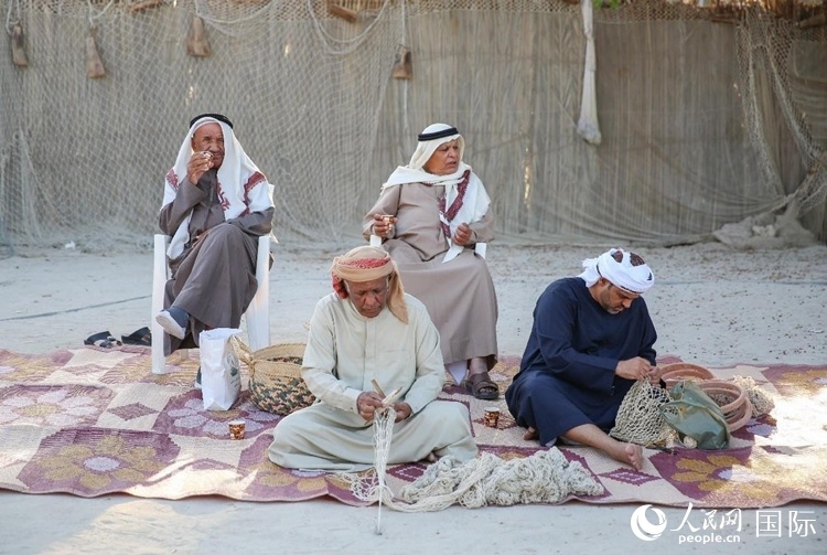 漁民演示制作漁網(wǎng)。人民網(wǎng) 塔里克·易卜拉欣攝