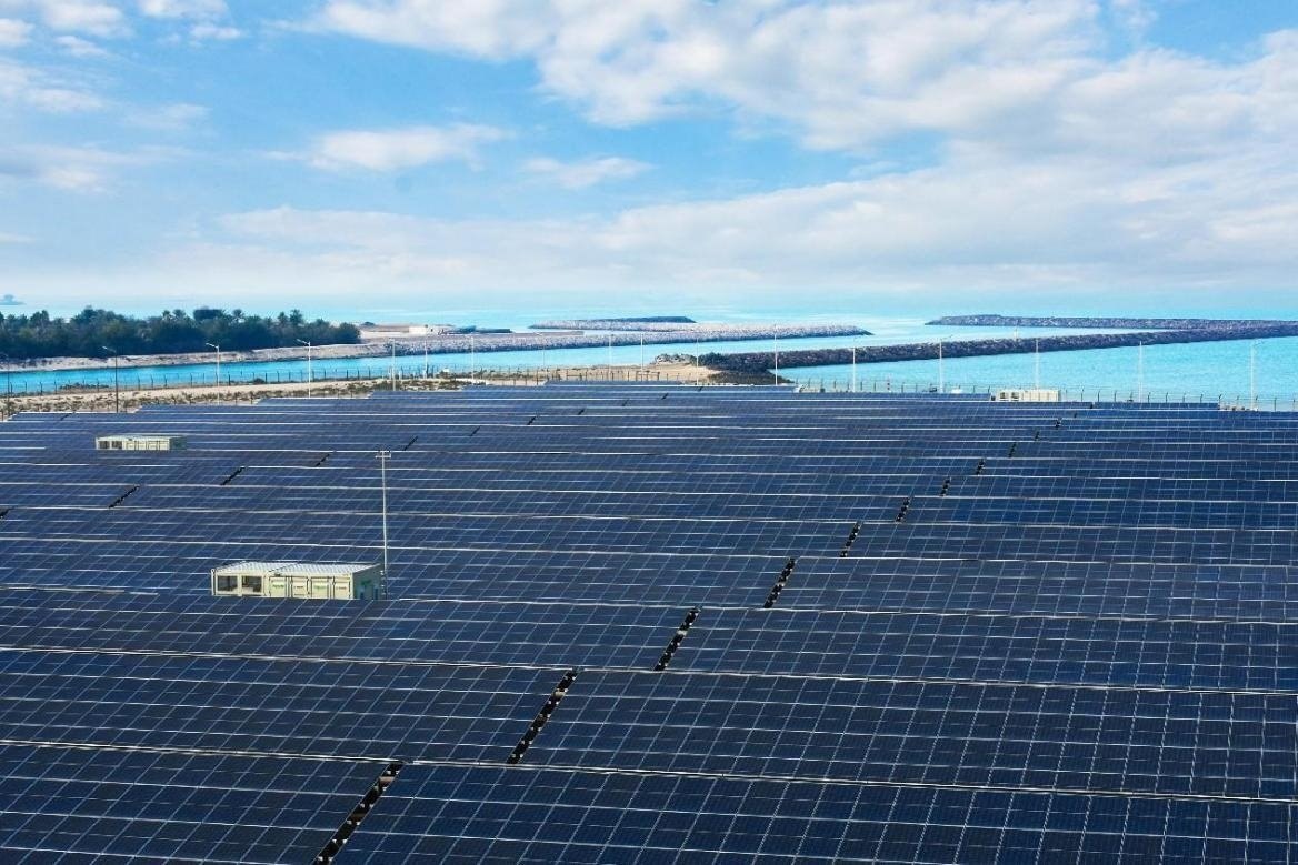 項(xiàng)目廣泛采用光伏補(bǔ)償發(fā)電系統(tǒng)，降低能源消耗。山東電建三公司供圖