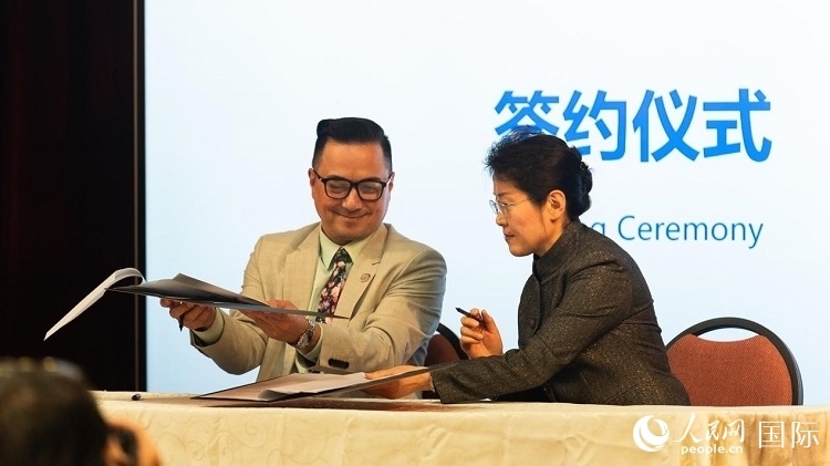 山東省圖書館與舊金山公共圖書館簽署合作協(xié)議。