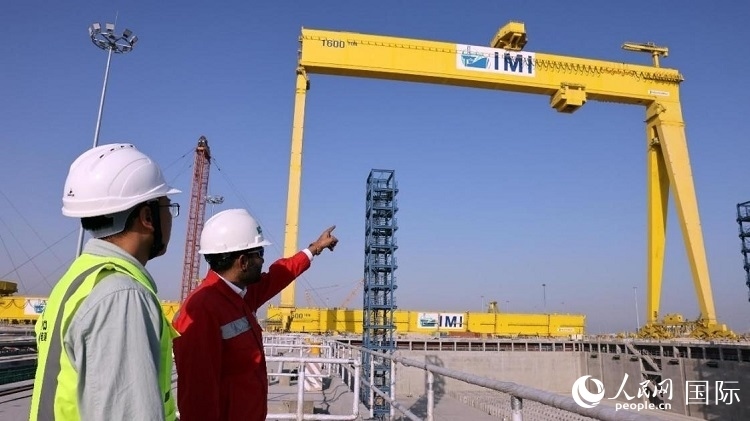 工作人員查看龍門(mén)吊情況。人民網(wǎng)記者管克江攝