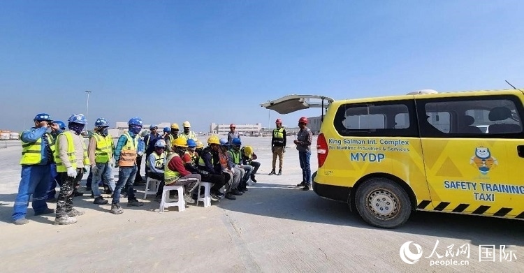 安全宣講出租車在現(xiàn)場(chǎng)播放安全視頻。人民網(wǎng)記者 管克江攝