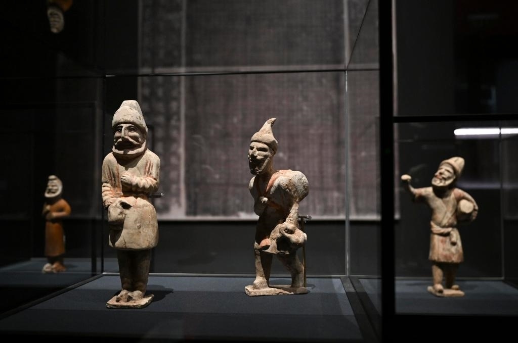 “歷史之遇——中國與西亞古代文明交流展”于1月12日至4月11日在故宮午門正殿展廳舉行。這是展出的陶彩繪人俑（1月10日攝）。新華社記者金良快攝