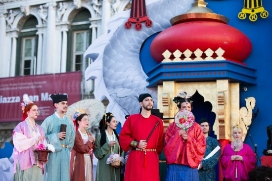  2024年2月13日，在意大利威尼斯，志愿者身著漢服進行表演。新華社記者 李京 攝