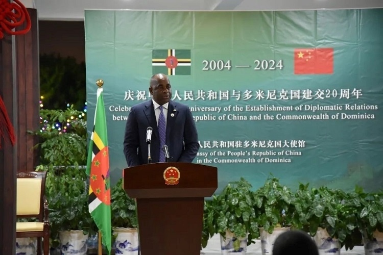 多米尼克總理斯凱里特在中多建交20周年招待會(huì)上致辭。中國(guó)駐多米尼克大使館供圖