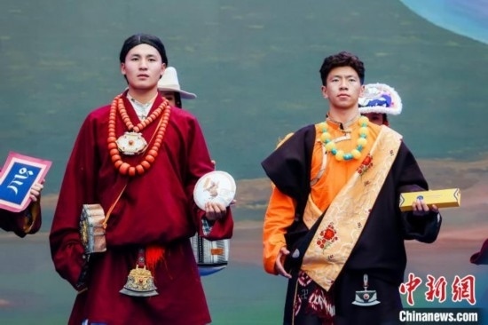 圖為身著民族服飾的演員們展示果洛特產(chǎn)。 果洛州文體旅游廣電局 供圖