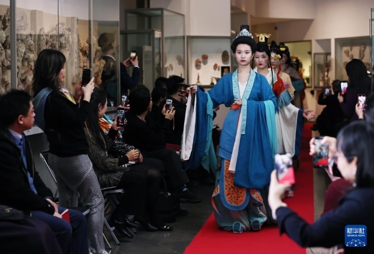 3月13日，在位于法國巴黎的吉美國立亞洲藝術(shù)博物館，模特展示敦煌復(fù)原服飾。新華社記者 高靜 攝
