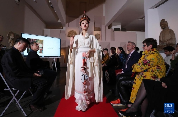 3月13日，在位于法國巴黎的吉美國立亞洲藝術(shù)博物館，模特展示敦煌復(fù)原服飾。新華社記者 高靜 攝