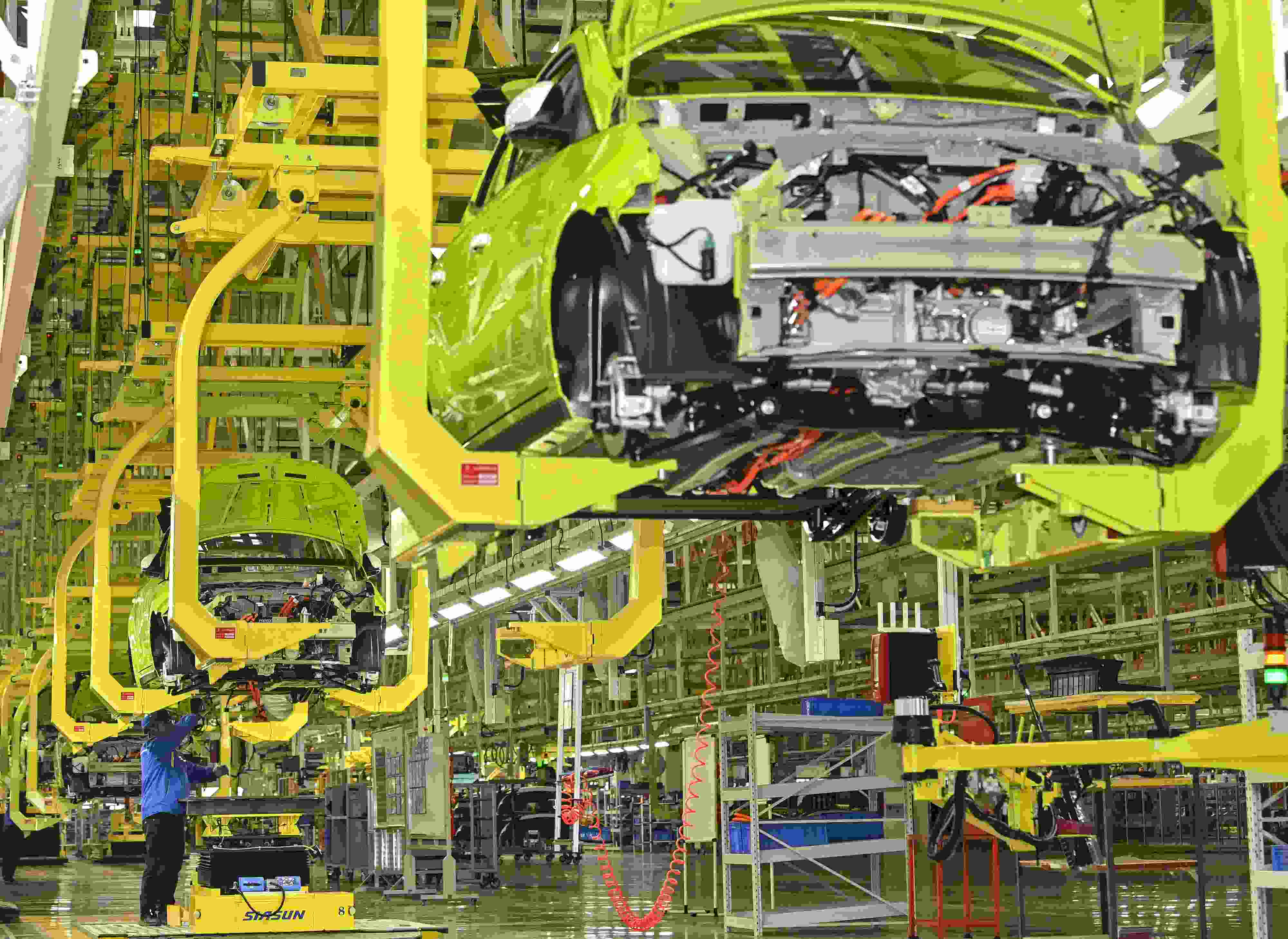 △ 2024年2月27日，一家新能源汽車公司的總裝車間生產(chǎn)線上，工人正在加緊生產(chǎn)趕訂單。