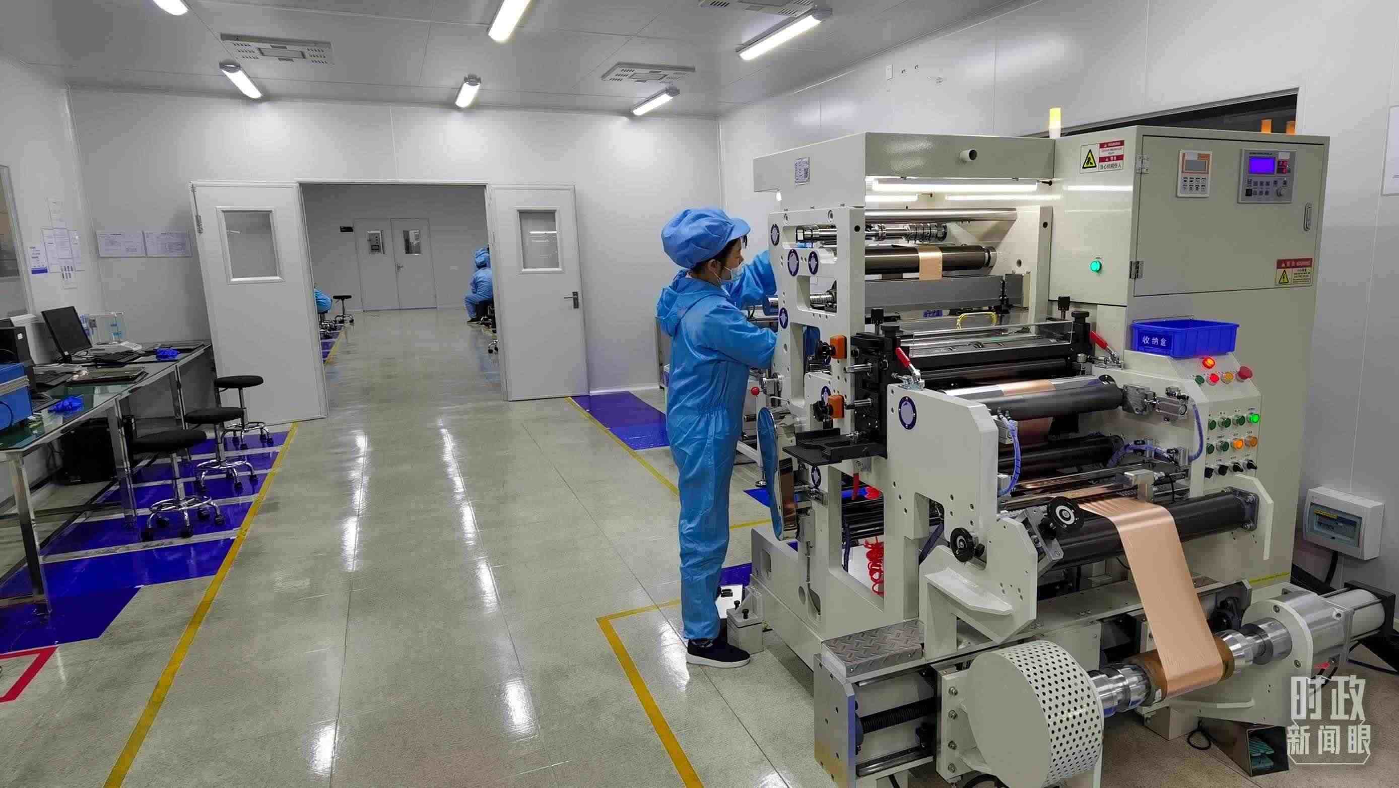 △企業(yè)員工將冷壓后的極片裁出規(guī)定尺寸，用于鋰電池制作。（總臺(tái)央視記者郭鴻拍攝）