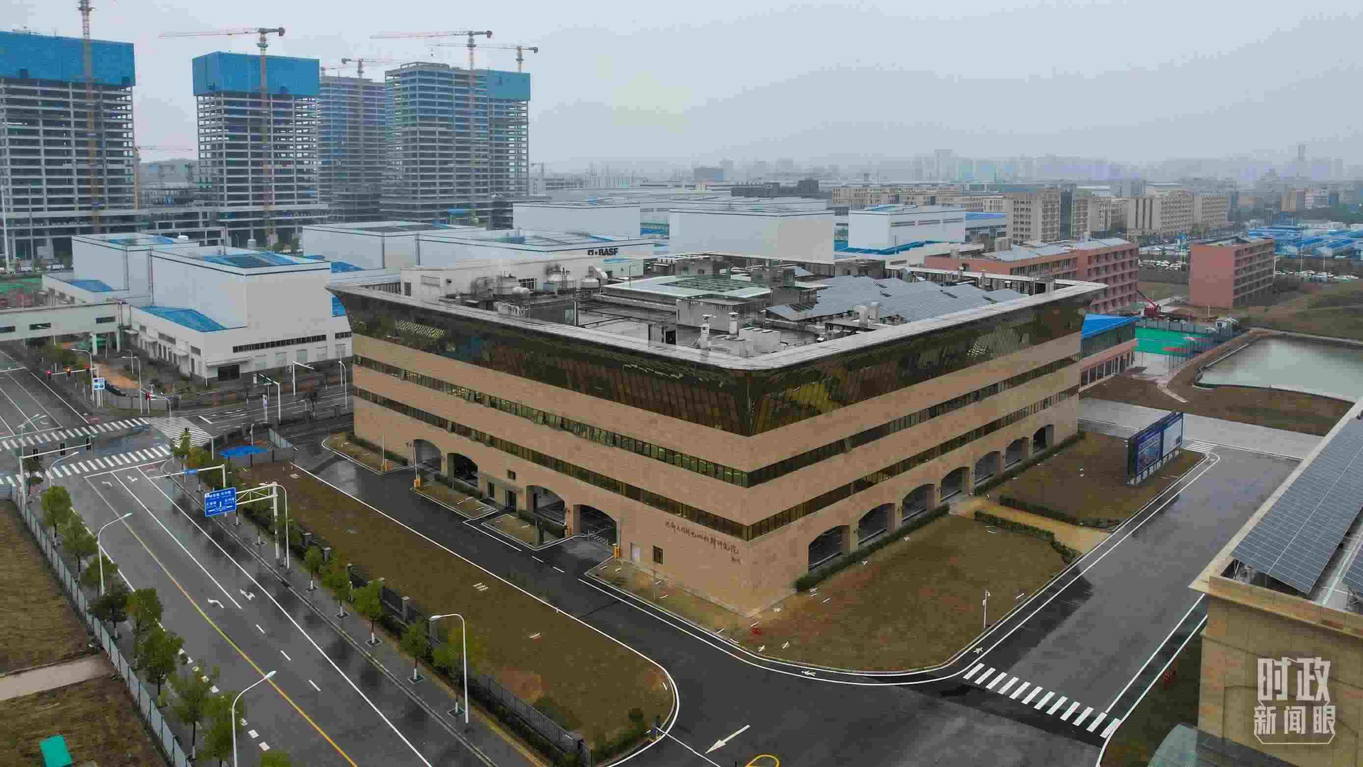 △巴斯夫杉杉電池材料研究院。（總臺(tái)央視記者范凱拍攝）