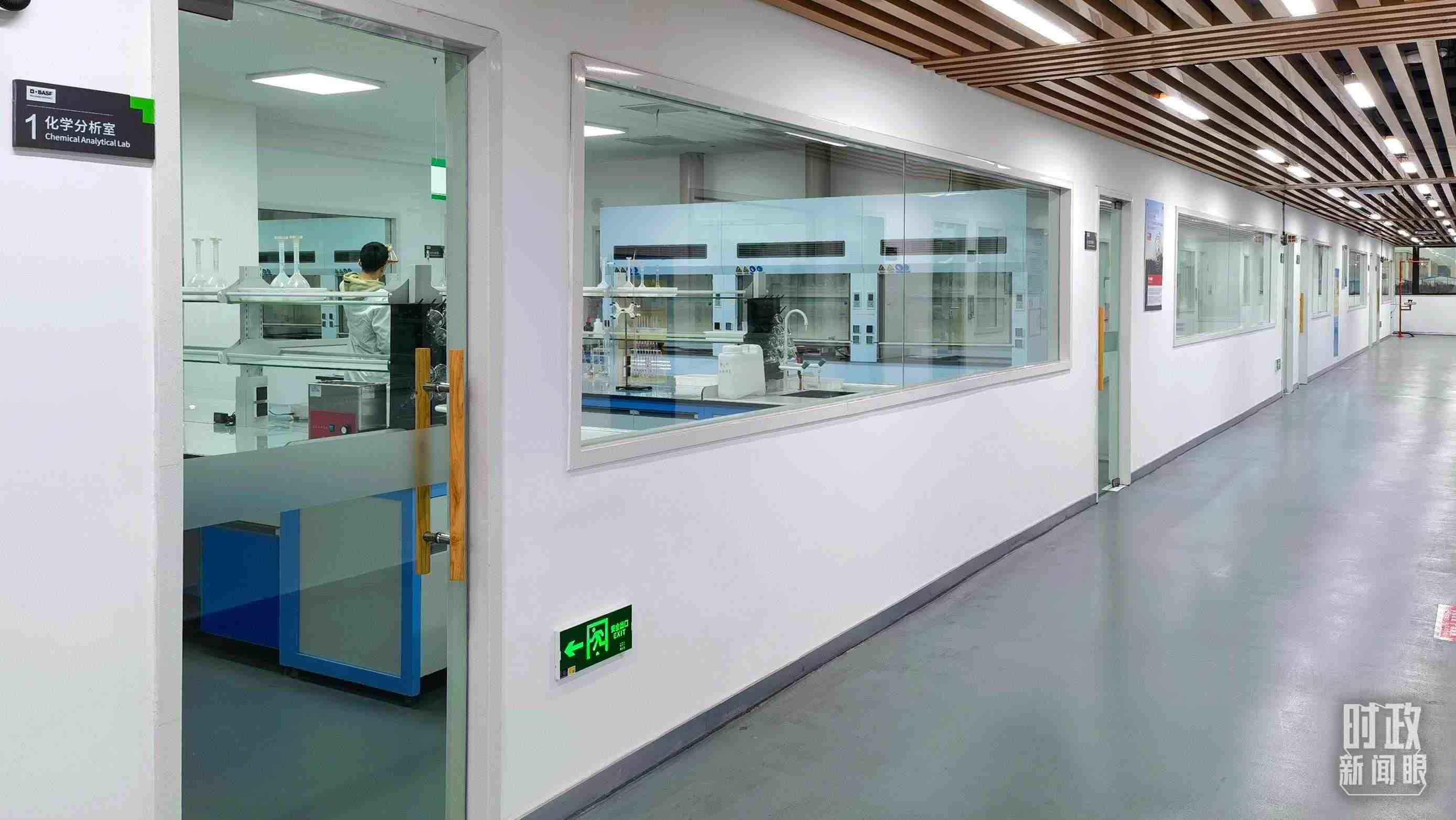 △巴斯夫杉杉電池材料有限公司化學(xué)分析室。（總臺(tái)央視記者石丞拍攝）