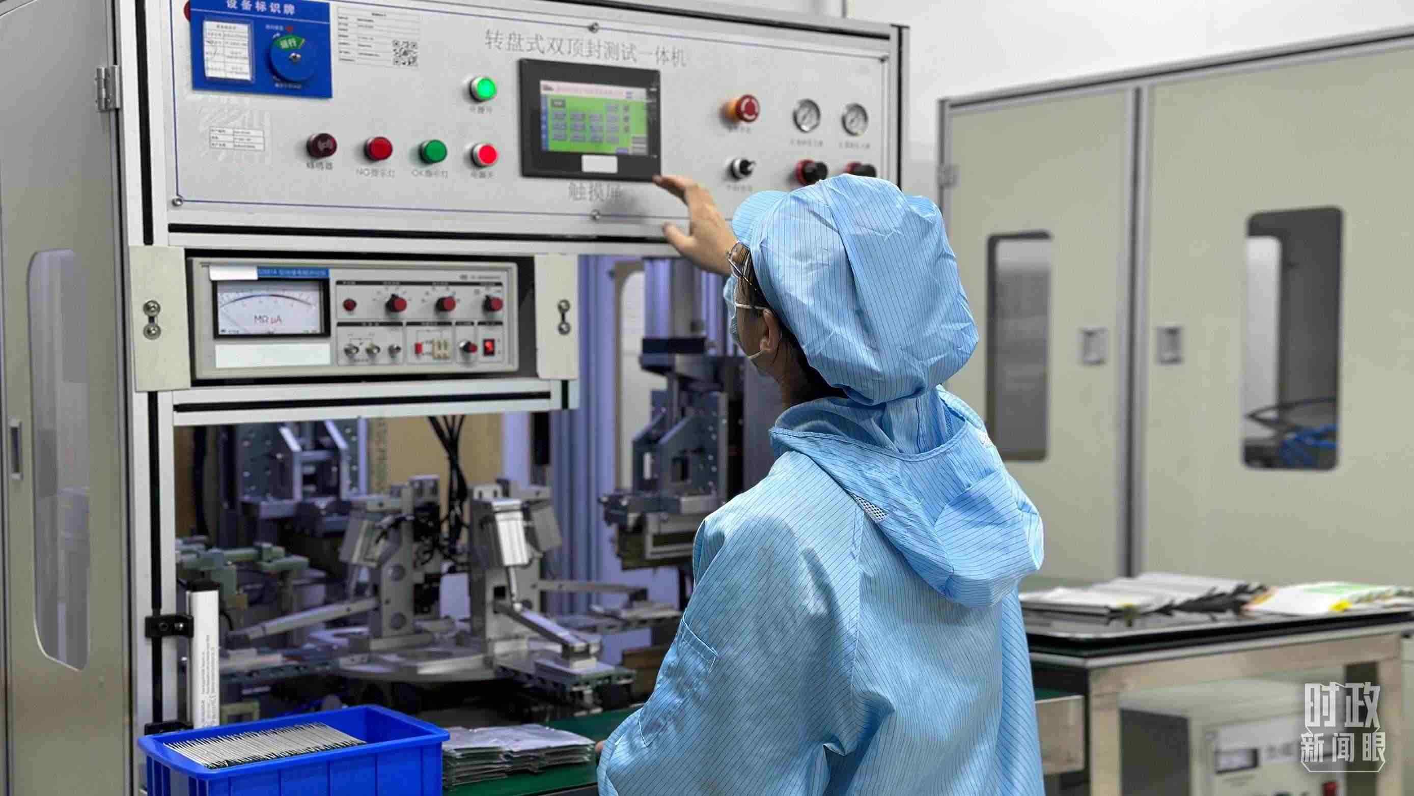 △企業(yè)電池技術(shù)中心內(nèi)，員工正在進(jìn)行電池封裝。（總臺(tái)央視記者盧心雨拍攝）
