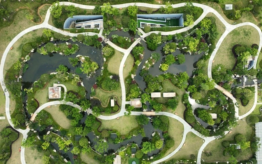 這是2023年6月15日拍攝的以“地上花園+地下治污”設(shè)計理念建設(shè)的九江市雙溪公園（無人機照片）。近年來，江西省九江市啟動中心城區(qū)水環(huán)境綜合整治工程，通過地下污水治理、岸線生態(tài)修復(fù)、興建“公園式”污水處理廠、城市智慧管網(wǎng)管控等措施，改善水環(huán)境，城市面貌煥然一新。